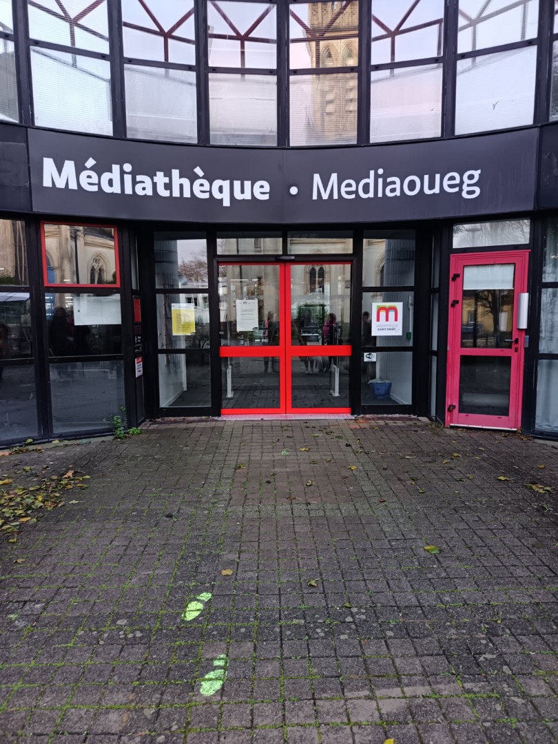 vue sur l'entrée de la médiathèque