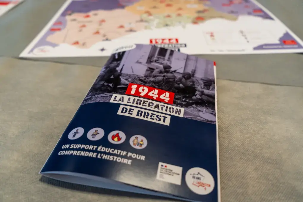 Un livret posé sur une table.