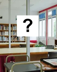 Salle de lecture des archives avec un point d'interrogation au milieu